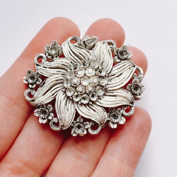 1950s Featherweights White Molded Vintage Plastic Domed Floral Brooch Pin - Picture 5 of 9